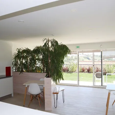 Hillside House Residence *