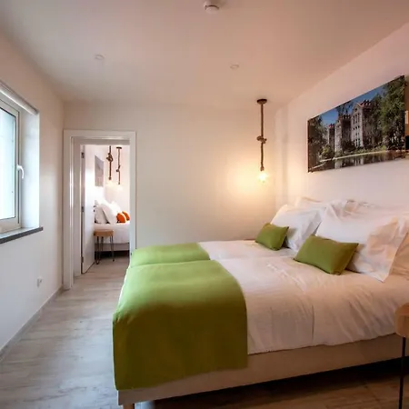 Hillside House Residence *