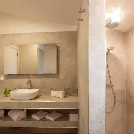 Landhaus Hillside House & *