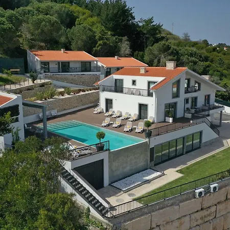 Hillside House Residence *