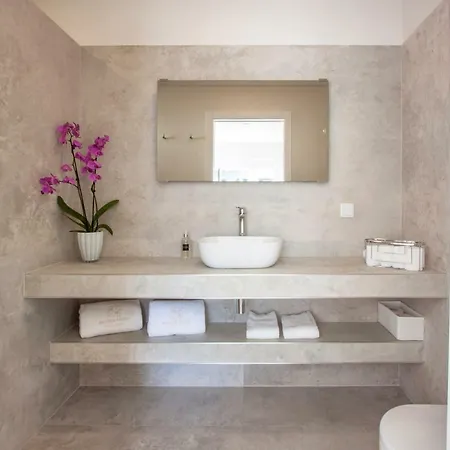 Hillside House Residence