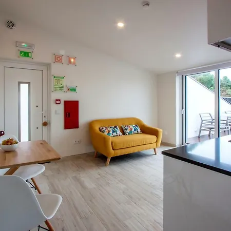 Hillside House Residence *