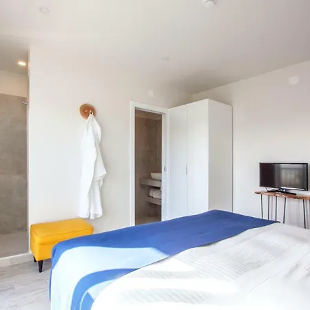 Landhaus Hillside House & *