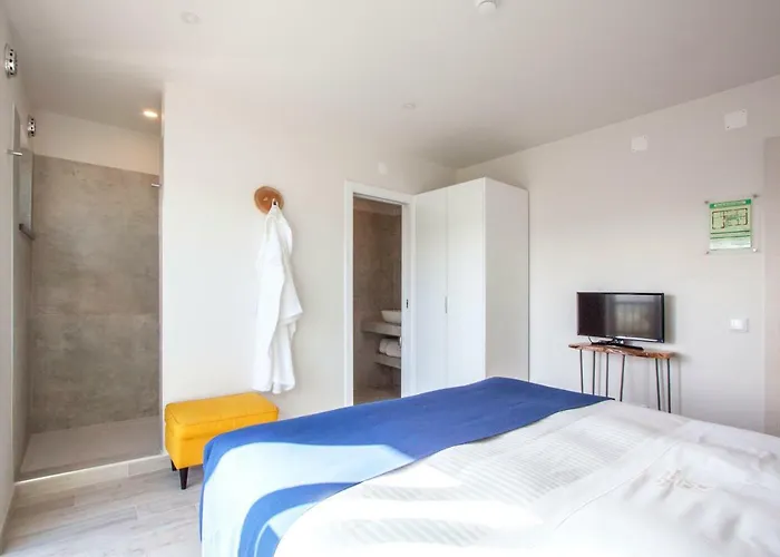 Gospodarstwo wiejskie Hillside House & *